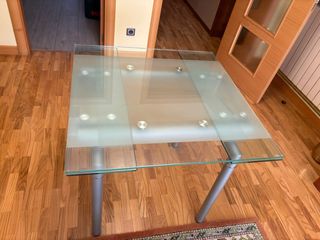 Mesa cristal moderna - salón
extensible 
2 sillas 