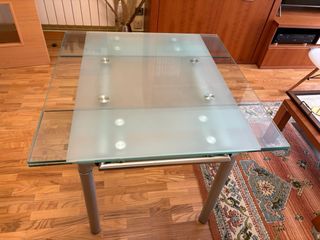 Mesa cristal moderna - salón
extensible 
2 sillas 