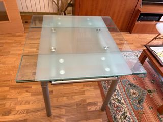 Mesa cristal moderna - salón
extensible 
2 sillas 