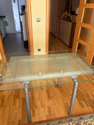 Mesa cristal moderna - salón
extensible 
2 sillas 