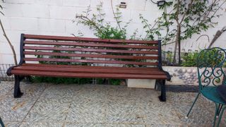 Banco madera marrón.