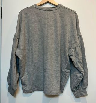 Suéter gris con perlas