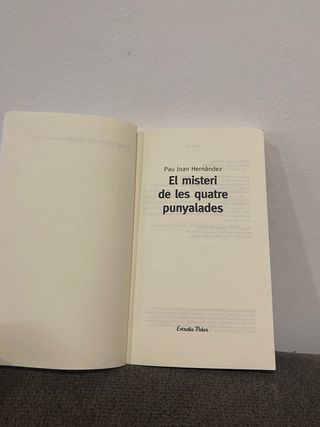El misteri de les quatre punyalades: Premi Colu...
