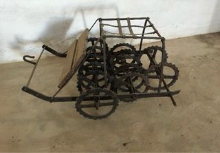 Trillo antiguo de metal y madera