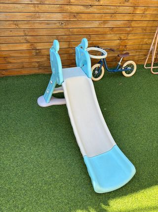 Tobogán infantil con canasta
