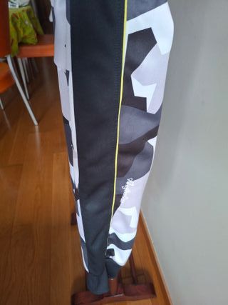 Cazadora deportiva negra y blanca- "camo"