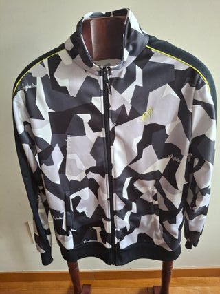 Cazadora deportiva negra y blanca- "camo"