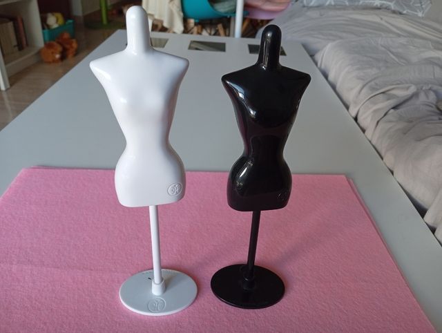 2 Maniquies Barbie Blanco y Negro