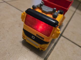 Camioncino giocattolo giallo