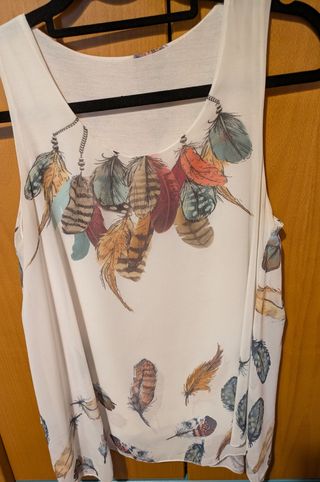 Blusa blanca con estampado de plumas