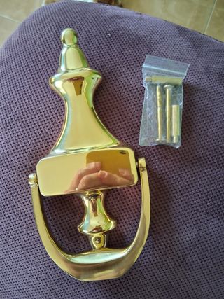 Aldaba dorada para puerta