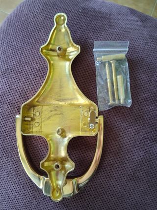 Aldaba dorada para puerta