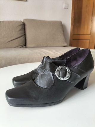 Zapatos negros tacón bajo