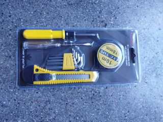  destornilladores, cutter, cinta y guantes