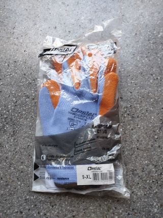  destornilladores, cutter, cinta y guantes
