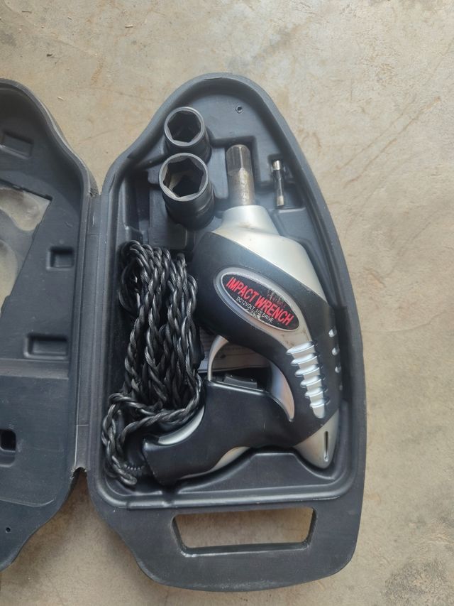 Pistola de impacto eléctrica con toma de mechero.