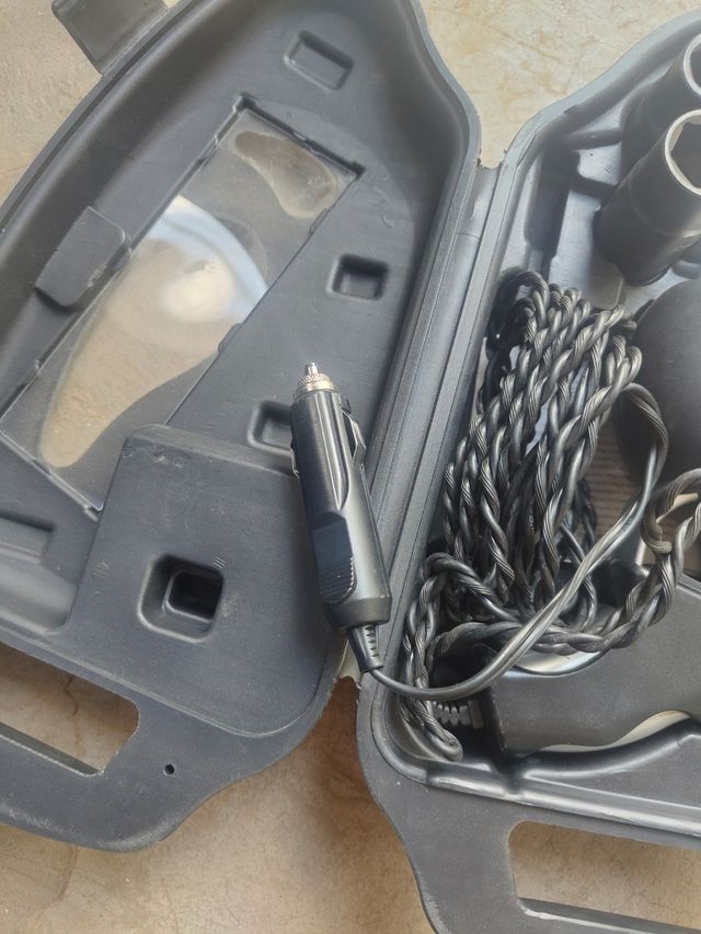 Pistola de impacto eléctrica con toma de mechero.