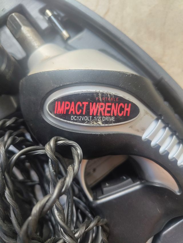 Pistola de impacto eléctrica con toma de mechero.