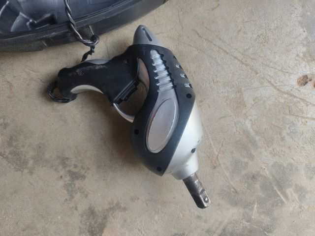 Pistola de impacto eléctrica con toma de mechero.