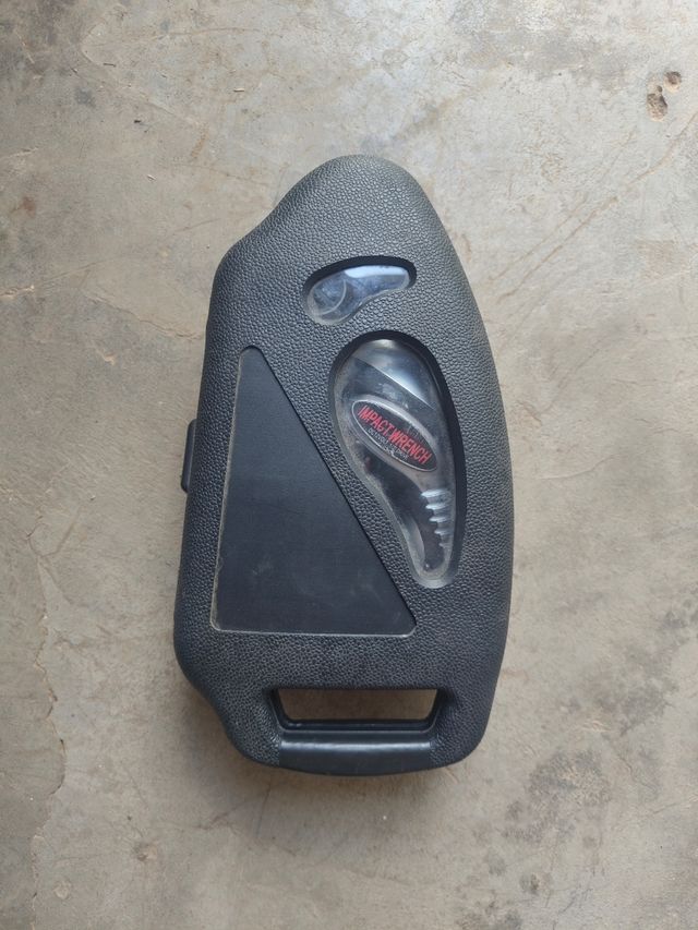 Pistola de impacto eléctrica con toma de mechero.