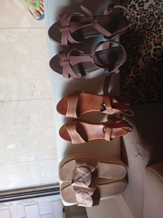 3 pares de sandalias 
2 de tacón y piel 
