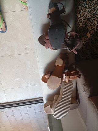 3 pares de sandalias 
2 de tacón y piel 
