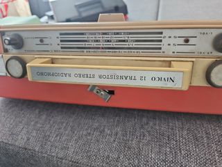 Gramófono vintage rojo y beige