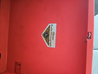 Gramófono vintage rojo y beige