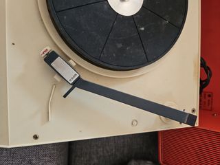 Gramófono vintage rojo y beige