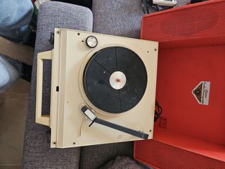 Gramófono vintage rojo y beige