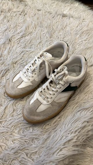 Zapatillas blancas y beige