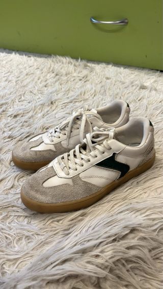 Zapatillas blancas y beige