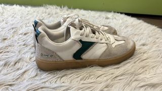 Zapatillas blancas y beige