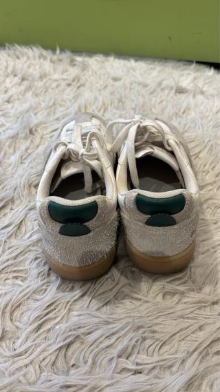 Zapatillas blancas y beige