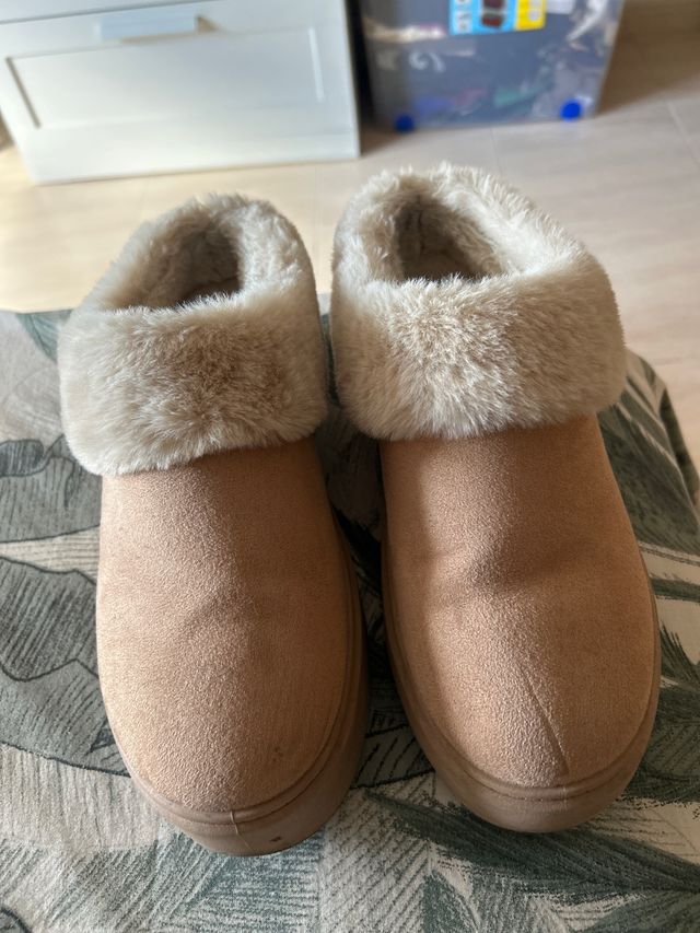 Zuecos de borreguillo beige