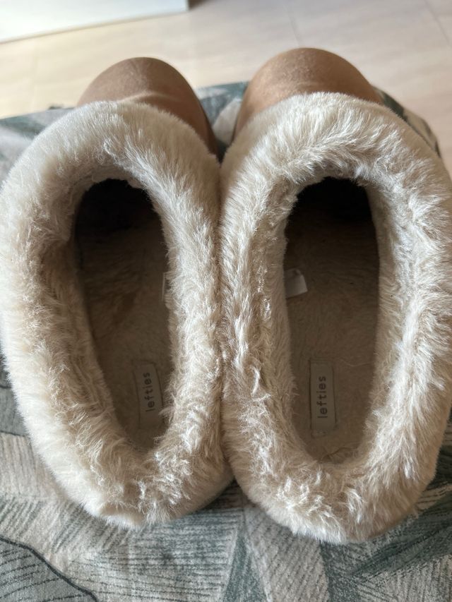 Zuecos de borreguillo beige