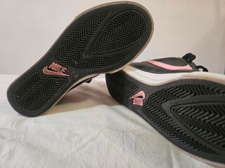 Zapatillas Nike negras y rosas