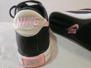 Zapatillas Nike negras y rosas
