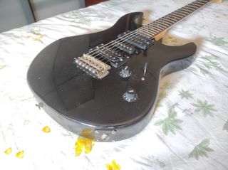 Guitarra Yamaha ERG121 