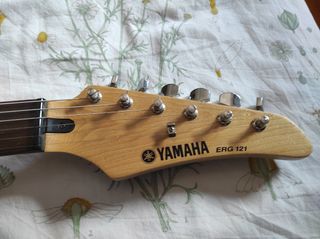 Guitarra Yamaha ERG121 