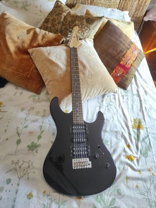 Guitarra Yamaha ERG121 