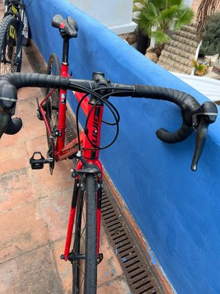 Bicicleta carretera Giant roja