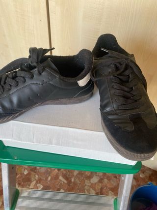 Zapatillas negras estilo bolera