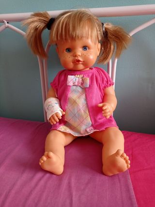 Muñeca Nenuco con brazo escayolado