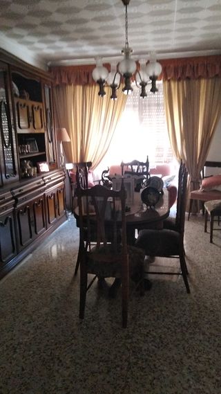 Comedor clásico: mesa, 6 sillas, aparador,tresillo