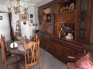 Comedor clásico: mesa, 6 sillas, aparador,tresillo