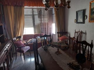 Comedor clásico: mesa, 6 sillas, aparador,tresillo