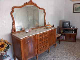 Comedor clásico: mesa, 6 sillas, aparador,tresillo