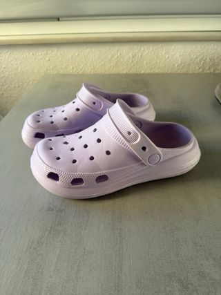 Crocs morados mujer