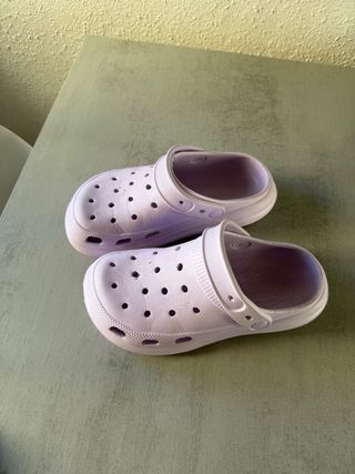 Crocs morados mujer